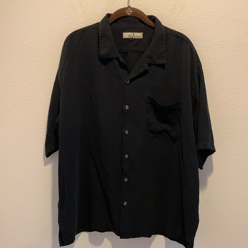 Tommy Bahama Mens Black 100% Silk Short Sleeve Button Down. Wooden Buttons. XL. 